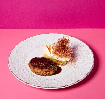 Vegetarisk Biff Lindström med halstrad purjolök och pocherat ägg