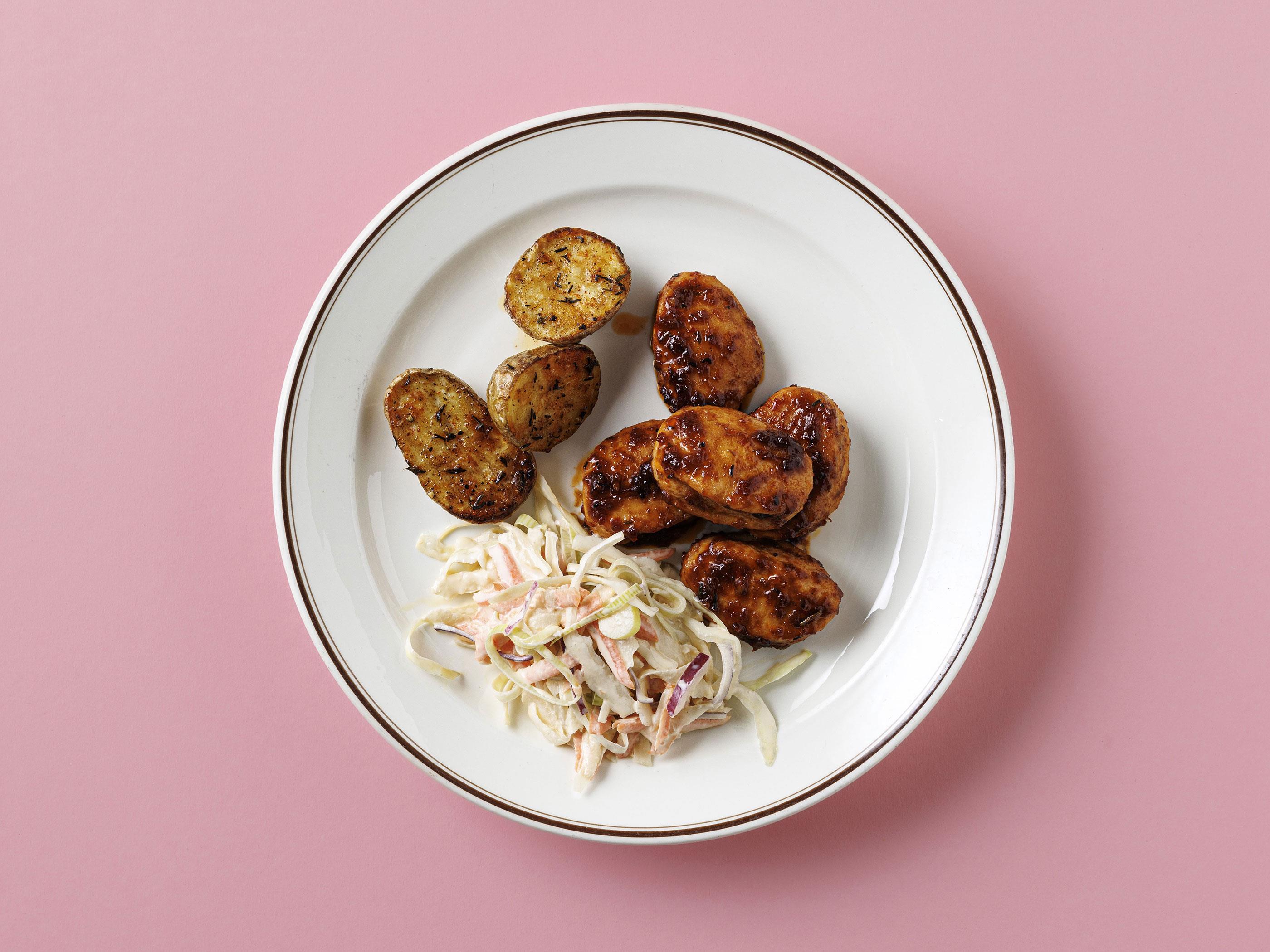 BBQ-lax spett med rostad potatis och krämig kålsallad