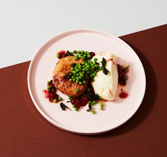 Wallenbergare med potatispuré, gröna ärtor, lingon och brynt smör