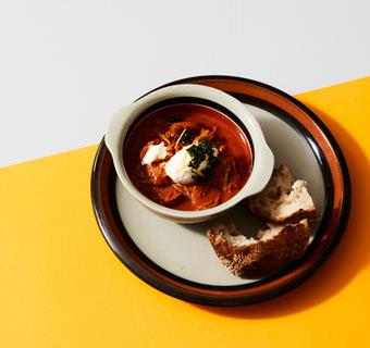 Vegetarisk gulasch med Vegobitar, crème fraiche, friterad persilja och surdegsbröd
