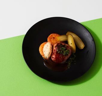 Biff Lindström med bacon potatisbullar, kryddsmör, saltgurka och sky