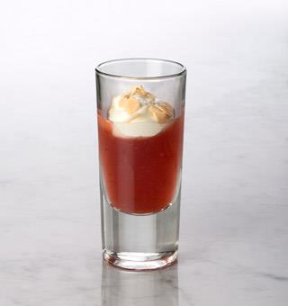 Jordgubbskräm med citronyoghurt och rostad mandel