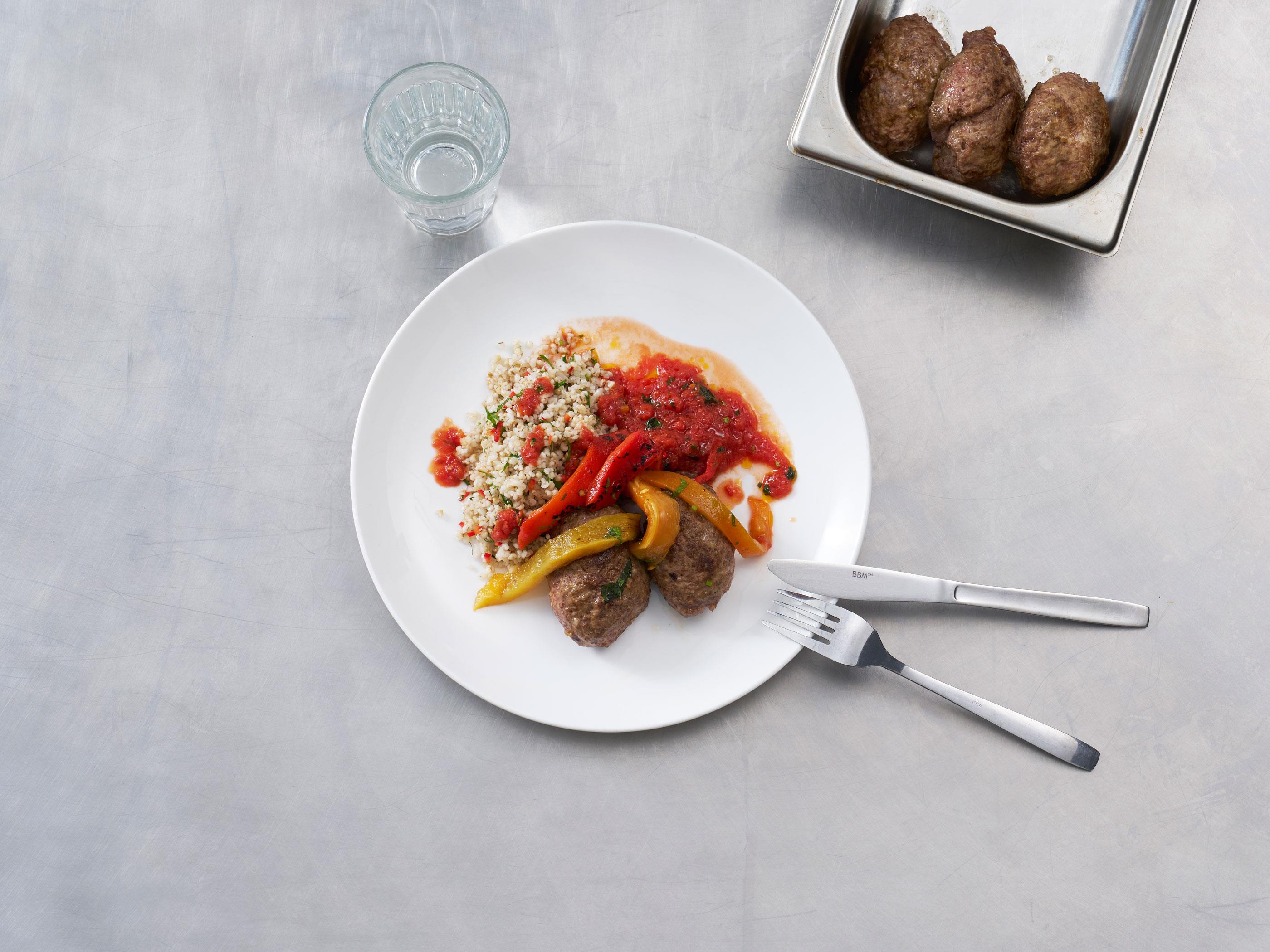 Pannbiff med rostad paprika, tomat- och myntasås och gryn