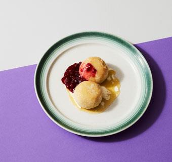 Kroppkaka med skirat smör och rårörda lingon