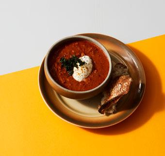 Gulasch med crème fraiche, friterad persilja och surdegsbröd