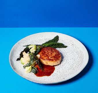 Wallenbergare med gräddbrynt sallad på kål