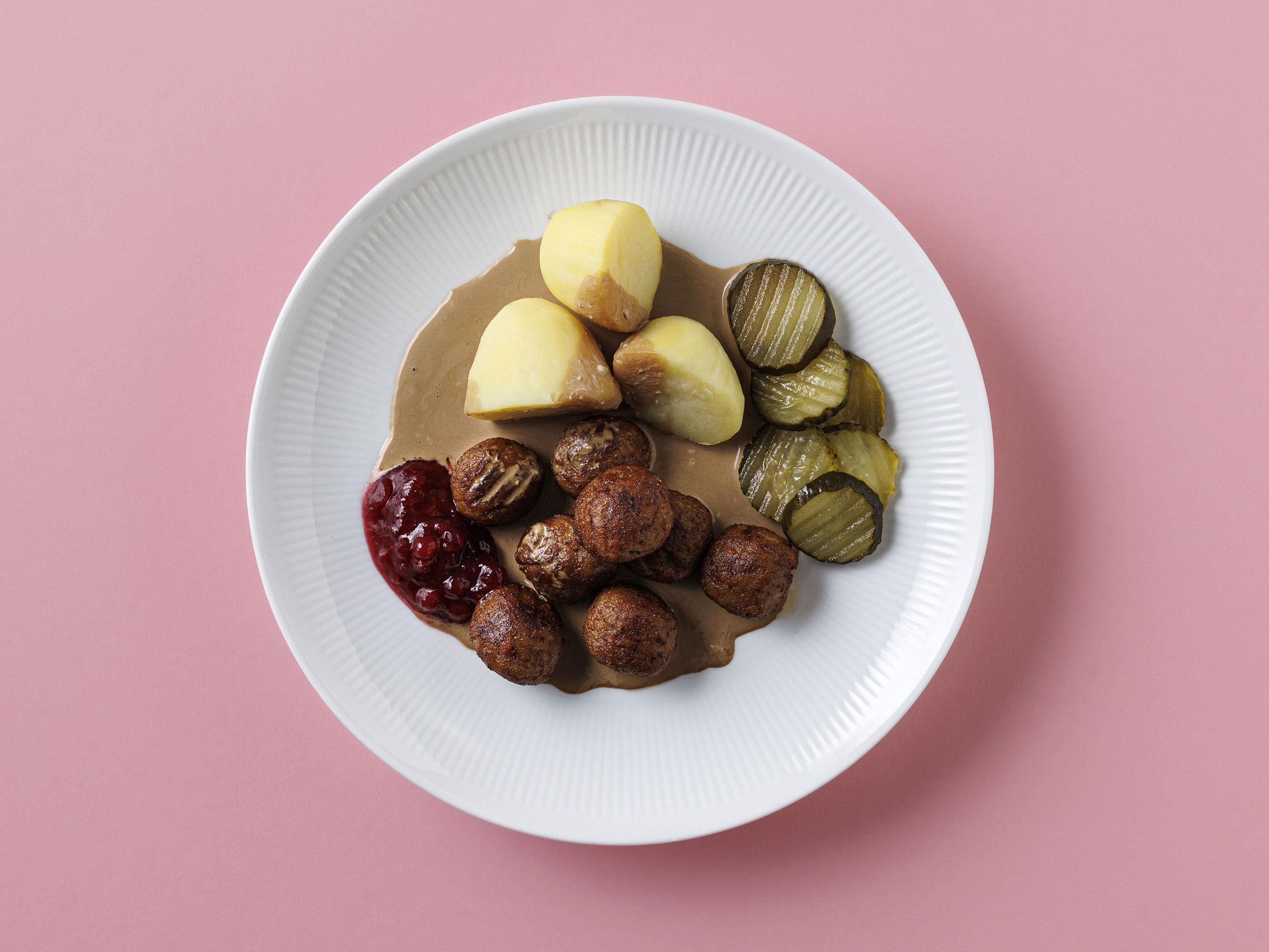 Köttbullar med potatis, gräddsås och lingonsylt