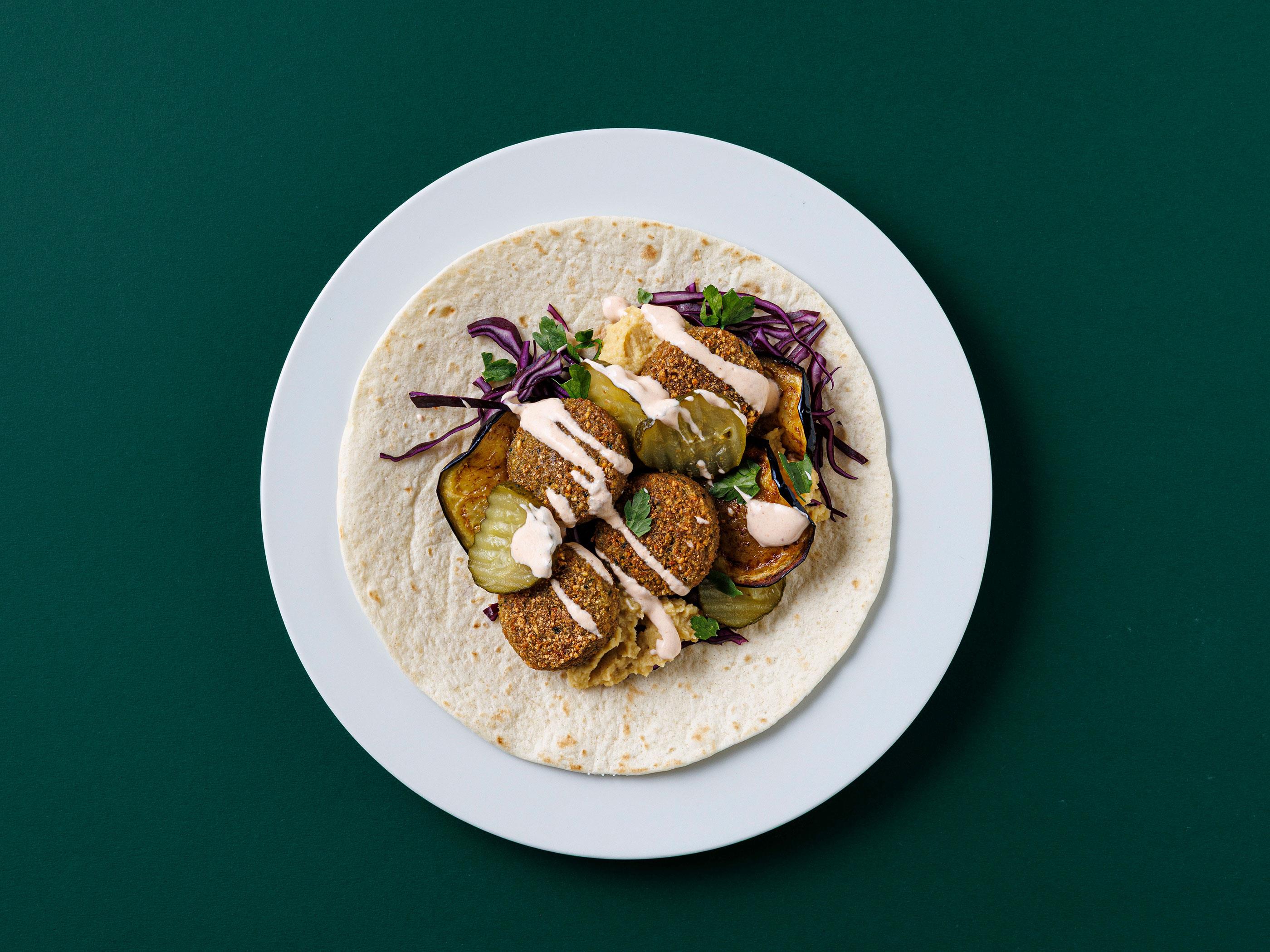 Falafel i bröd med rödkålssallad och friterad aubergine