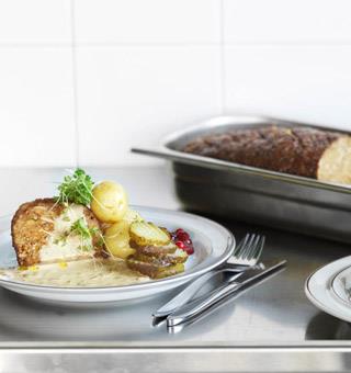 Ugnsbakad färslimpa med lingon, ättiksgurka och brunsås